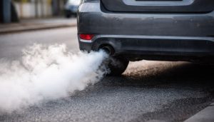 fumée blanche qui sort d'un pot d'échappement