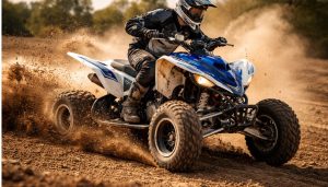 Quad 700 raptor qui roule dans un champ